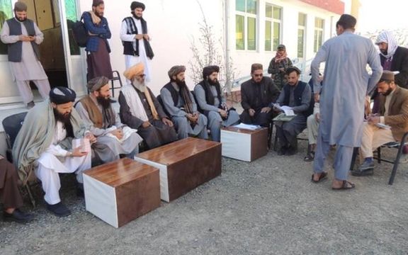 طالبانو په لوګر کې له یو شمېر راستنو شویو طالب کډوالو سره نغدي مرسته کړې ده