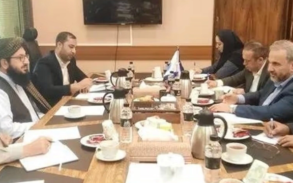 ایراني چارواکي: د ایران مېشتو افغانانو مخکېني په لاسلیکل شوي پاسپورټونه باید برېښنايي شي