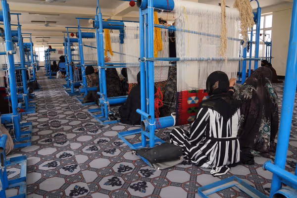 د کډوالو عالي کمېشنرۍ په هرات کې د ستنو شویو ښځو لپاره د غالۍ اوبدلو یو مرکز پرانېست