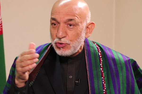 حامد کرزي متقاعدینو ته د طالبانو له خوا د معاشونو ورکولو د پرېکړې هرکلی کړی