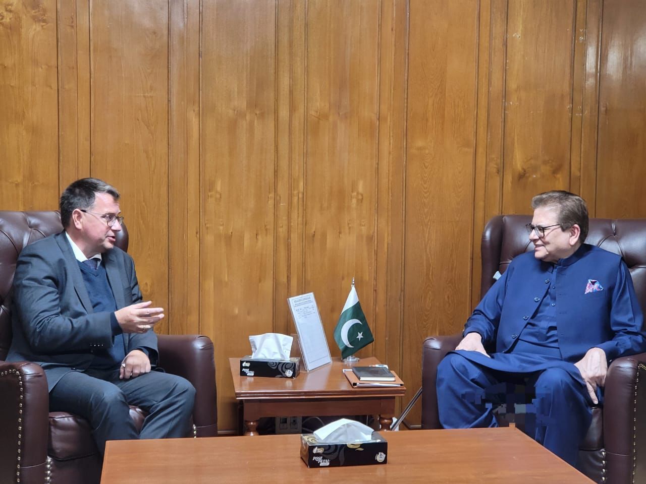 محمدصادق د جرمني له شارژدافیر سره د افغانستان په اړه خبرې کړې دي