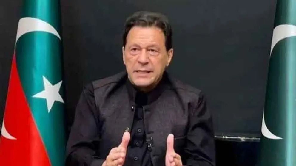 عمران خان د پاکستان پوځ ته: د ترهګرۍ ضد جګړه کې پوځ هله بریالی کېدای شي چې ترشا یې ولس وي