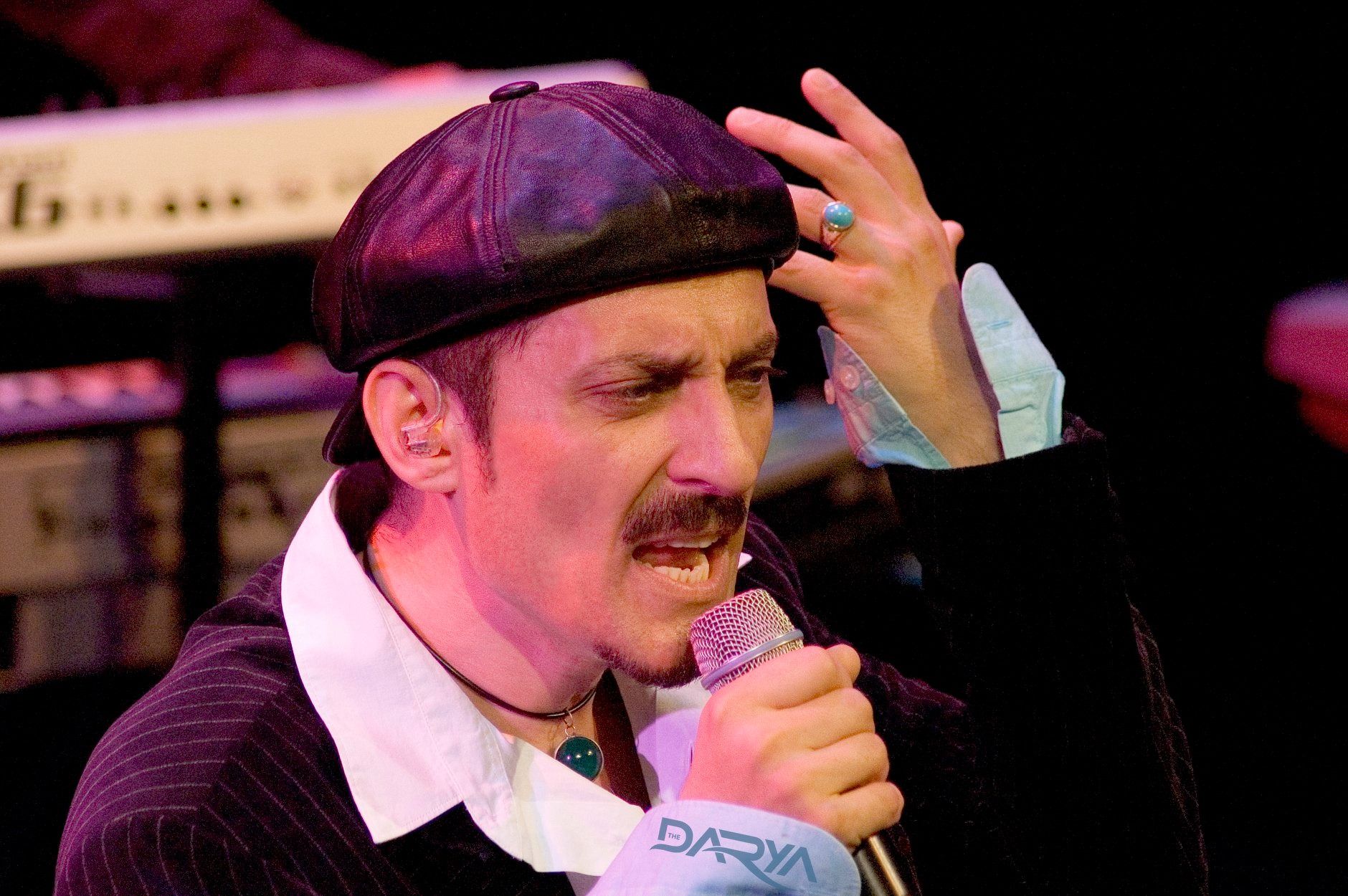 حمله به آموزشگاه کاج؛ فرهاد دریا برای همدردی با هزاره‌ها پیشنهاد یک هفته‌ای «ماتم ملی» داد