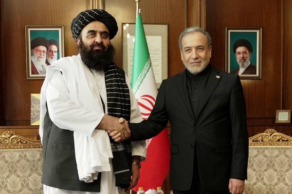 امیرخان متقی با وزیر خارجه ایران در تهران دیدار کرد