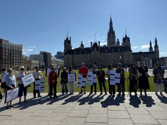 تجمع معترضان در برابر پارلمان کانادا