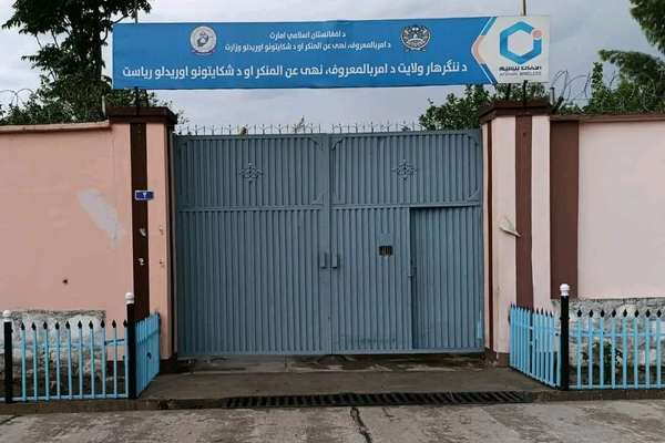 طالبان وایي ننګرهار کې یې د پلرونو په کور ناستې پنځه مېرمنې له مېړونو سره پخلا کړې دي