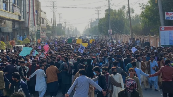 د پاکستاني چارواکو پر ضد د زرګونو بلوڅو لاریون له ډېره غازي خانه اسلام اباد ته پر لاره دی