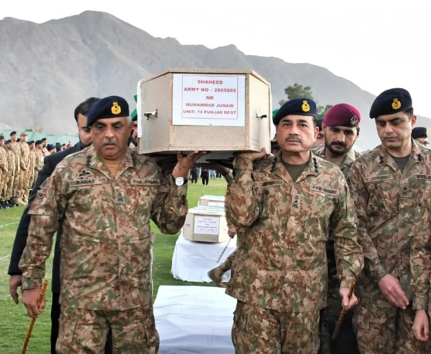 رئيس الوزراء الباكستاني السابق يدعو عاصم منير للتفاوض مع طالبان