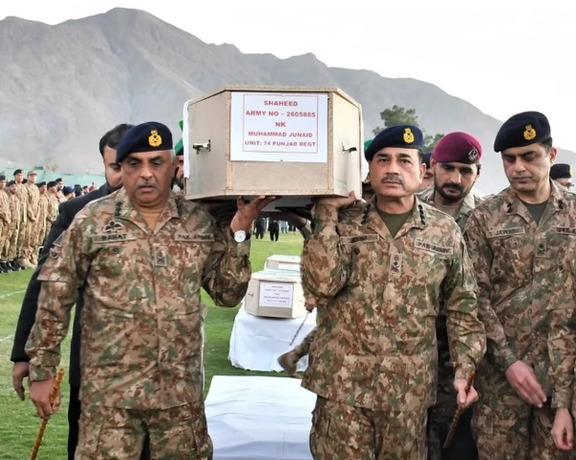 رئيس الوزراء الباكستاني السابق يدعو عاصم منير للتفاوض مع طالبان