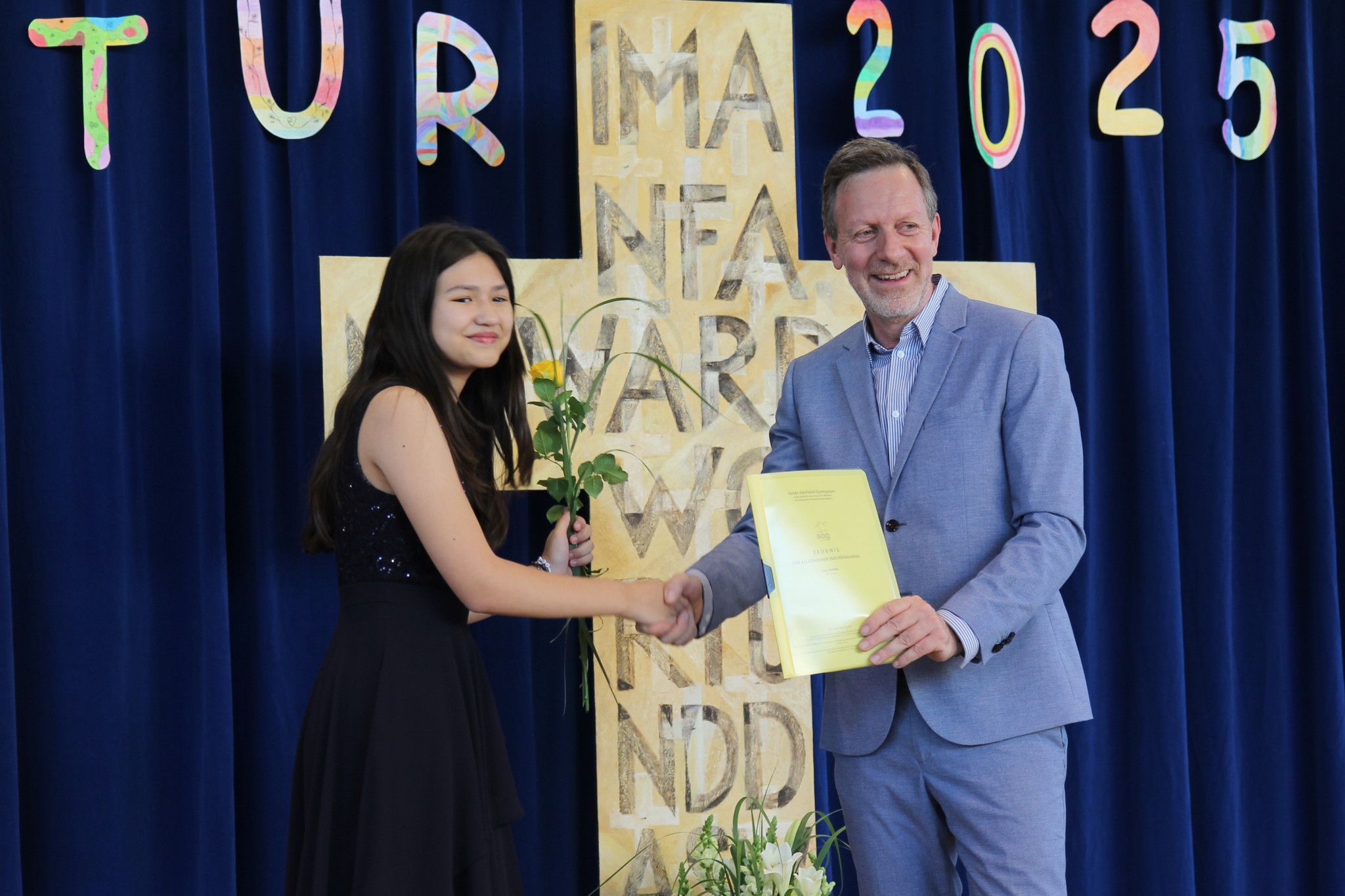 لینا حیدر، دختر افغان‌تبار آلمانی رکورد جوان‌ترین فارغ‌التحصیل مکتب در آلمان را شکست