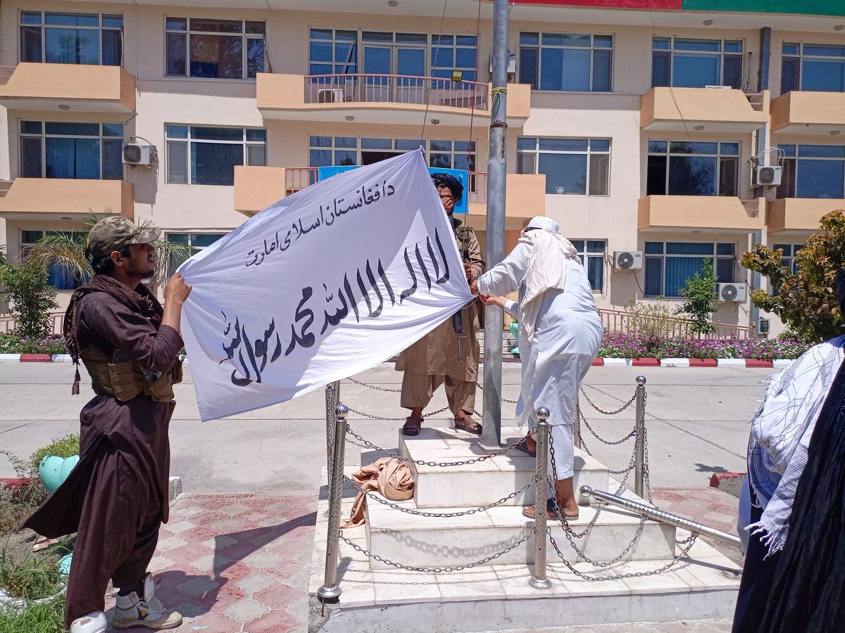  په ننګرهار کې طالب چارواکو ته د ځیرکو موبایلونو د سپارلو یا ماتولو امر شوی