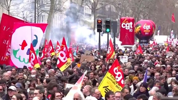 بهرغم اعتراضات گسترده، سنای فرانسه طرح اصلاحات در نظام بازنشستگی را تصویب کرد