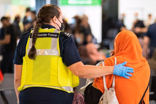 سکاینیوز: برېتانیا ته له لېږدول شویو ۳۷ زره افغانانو ۱۴ سوه یې بېکوره دي