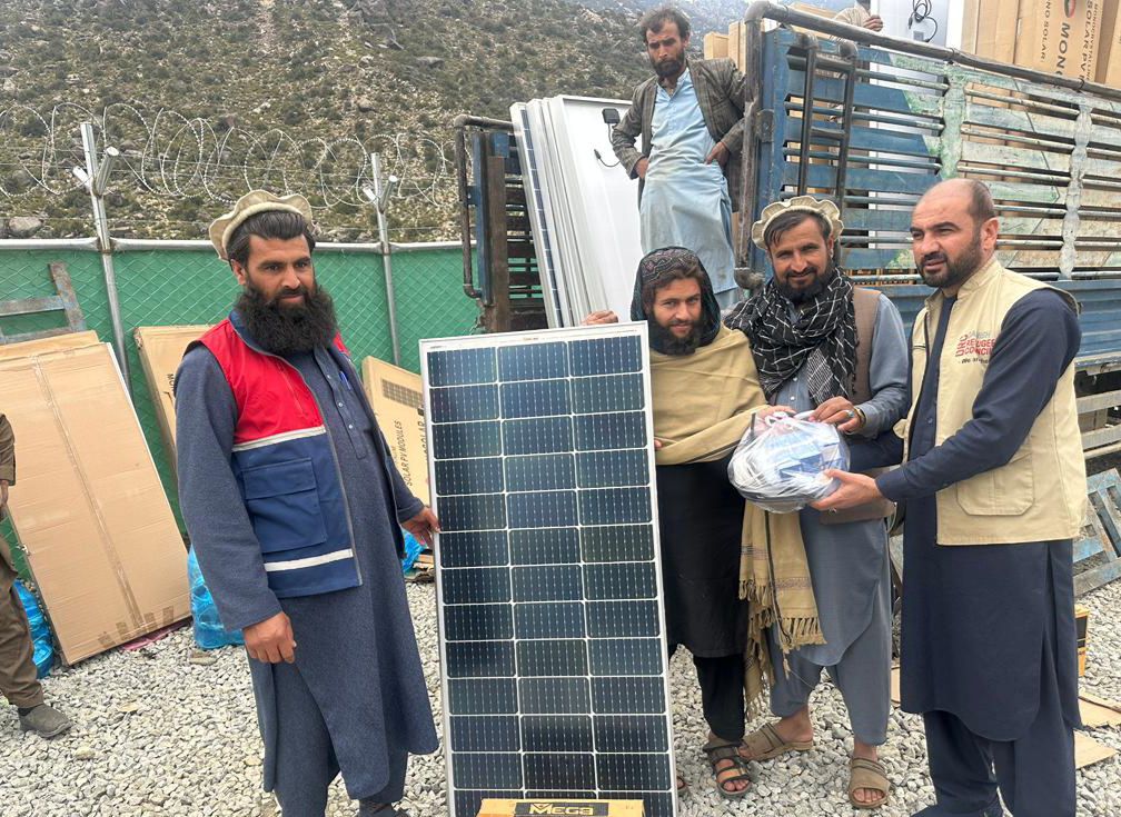 په کونړ کې ۷۵۰ زلزله ځپلو کورنیو ته سولري کټونه وېشل شوي