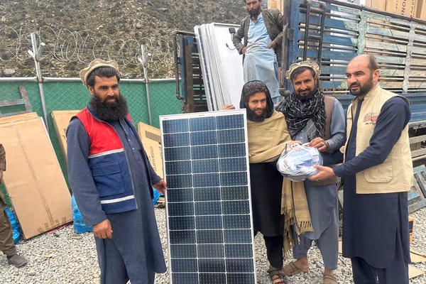 په کونړ کې ۷۵۰ زلزله ځپلو کورنیو ته سولري کټونه وېشل شوي