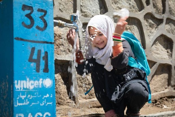 یونیسف: د اروپايي ټولنې په ملاتړ نږدې ۱۰ زره نورستانیانو د څښاک پاکو اوبو ته لاسرسی موندلی