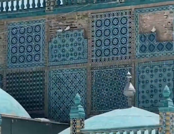 خطر فروریزی بخش‌هایی از زیارتگاه منسوب به حضرت علی در بلخ