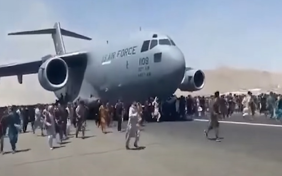 نیروی هوایی امریکا: پرواز هواپیمایی که افغانها از آن آویزان شده بودند "تصمیم درستی بود"