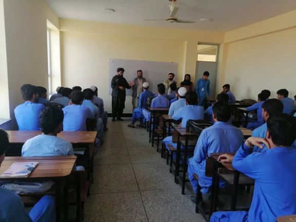 طالبان برای دانشآموزان دختر و پسر یونیفورم جدید تعیین کرد