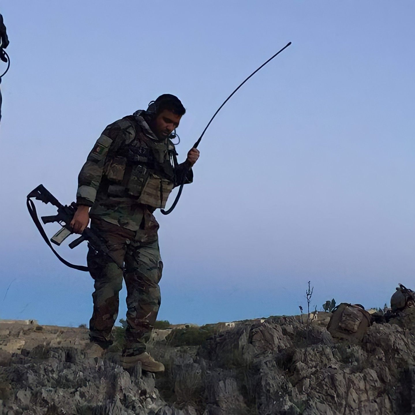 منیب امیری، فرمانده کماندوهای جبهه مقاومت ملی از یک سوءقصد در شهر دوشنبه جان سالم بدر برد