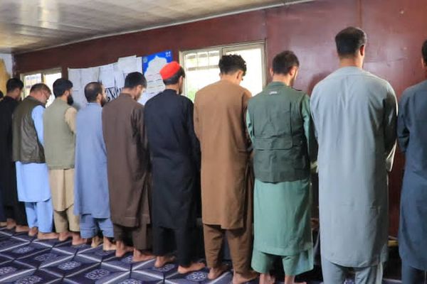 طالبان وايي په کاپیسا کې یې ۱۲ کسان د بېلابېلو جرمونو په تړاو نیولي او یو یې وژلی دی