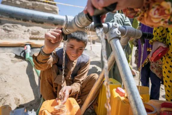 یونیسف برای هزاران نفر در ولایت غور آب آشامیدنی توزیع می‌کند