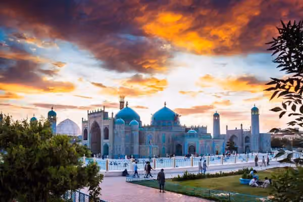 طالبان: په بلخ کې د روضې شریفې د ټولو برخو د ترمیم چارې پیلېږي