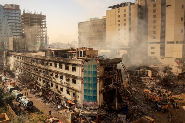 در یک آتشسوزی در کراچی حدود ۶۰ نفر ناپدید شدهاند