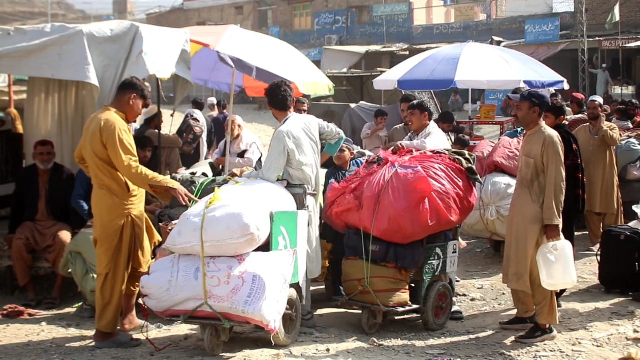 ستنېدونکي افغان کډوال: په تورخم کې هم د پولیسو له لوري لوټل کېږو