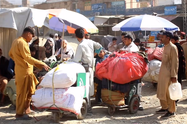 ستنېدونکي افغان کډوال: په تورخم کې هم د پولیسو له لوري لوټل کېږو