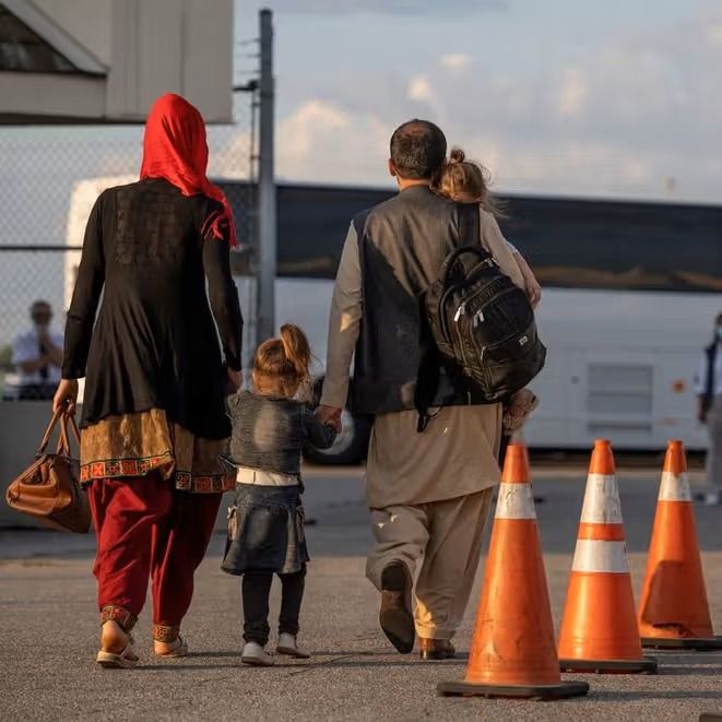 افغان ایواک: دولت امریکا به پناهجویان افغان پیشنهاد پول می‌دهد تا به افغانستان بازگردند