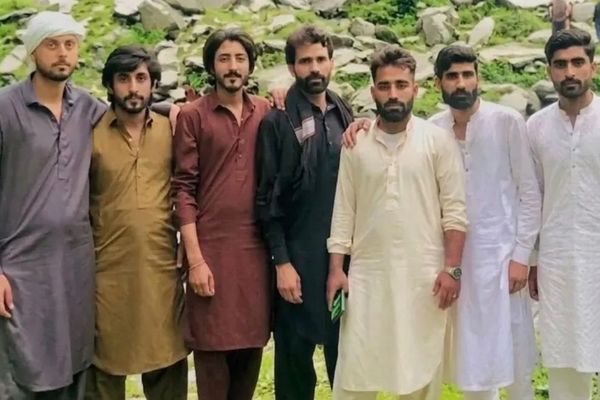 د پاکستان تر ولکې لاندې کشمیر کې د ټرافیکي پېښې له امله د یوې کورنۍ اووه کسان وژل شوي