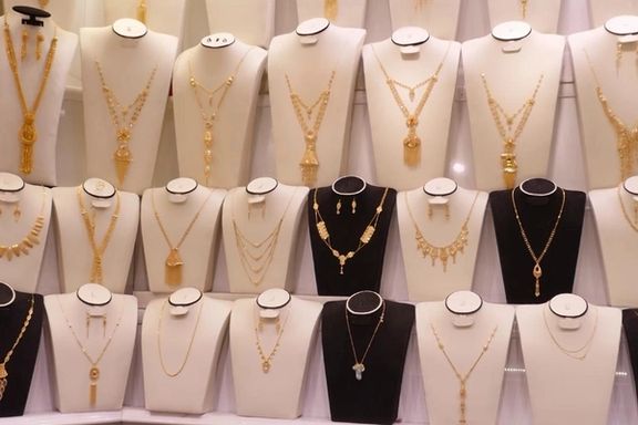 په کابل کې زرګران: خلک د سرو زرو د اخیستلو په ځای د خپلو زرو پلورلو ته راځي