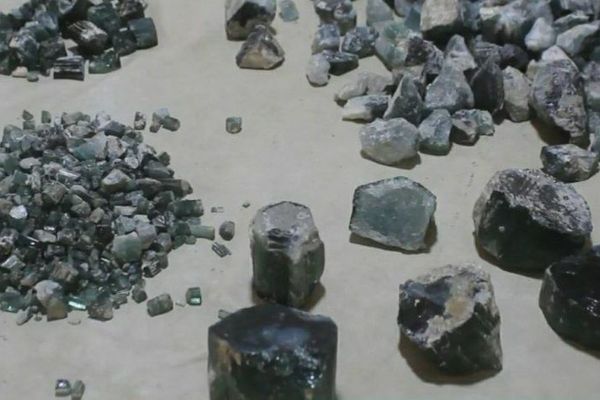 طالبانو د ۲۵.۵ مېلیونه افغانیو په ارزښت د کونړ ګران بیه او نیمه ګران بیه ډبرې پلورلې دي