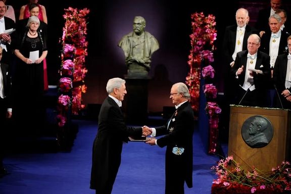 ماریو بارگاس یوسا در سال ۲۰۱۰ جایزه نوبل ادبیات را از کارل گوستاف شانزدهم، پادشاه سویدن، در استکهلم دریافت کرد.