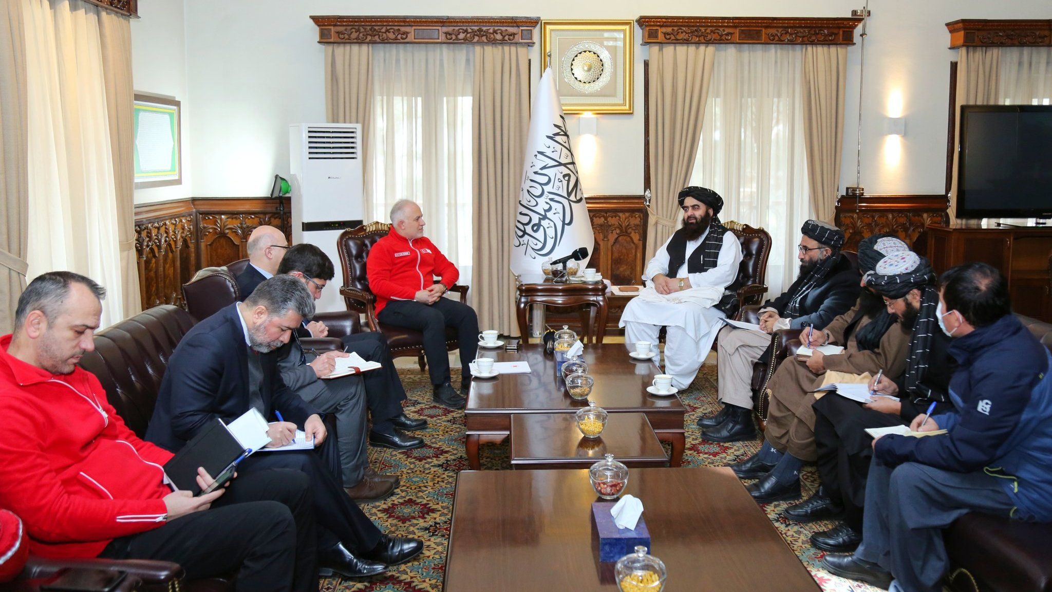 متقی به رئیس هلال احمر ترکیه: زمینه سرمایه‌گذاری در افغانستان فراهم است