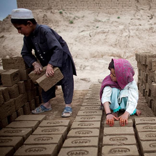 د افغان ماشومانو تنکۍ مټې او درانه کارونه