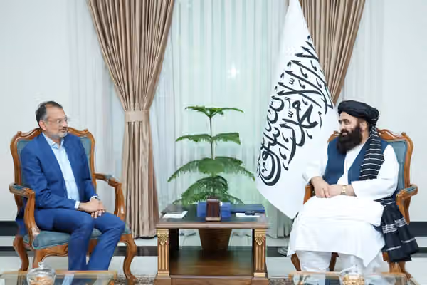 متقي د افغان کډوالو د خوندي او باعزته راستنېدو په اړه د ملګرو ملتونو له استازي سره غږیدلی