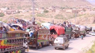 د افغان مهاجرینو په ناورین غلي مه پاتې کېږئ