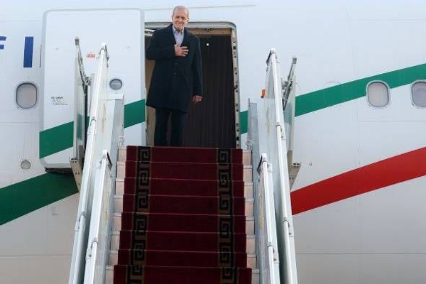 الرئيس الإيراني يصل إلى باكستان في زيارة لتعزيز العلاقات الثنائية