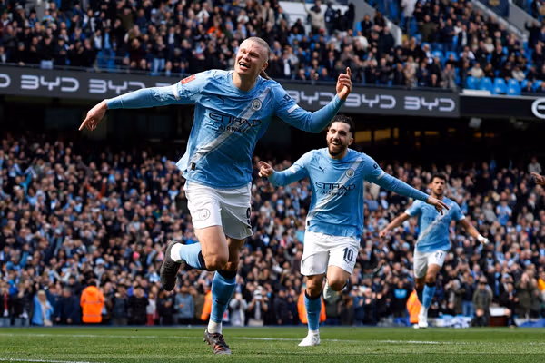 منچسترسیتی با نمایش خیرهکننده ارلینگ هالند لیورپول را شکست داد