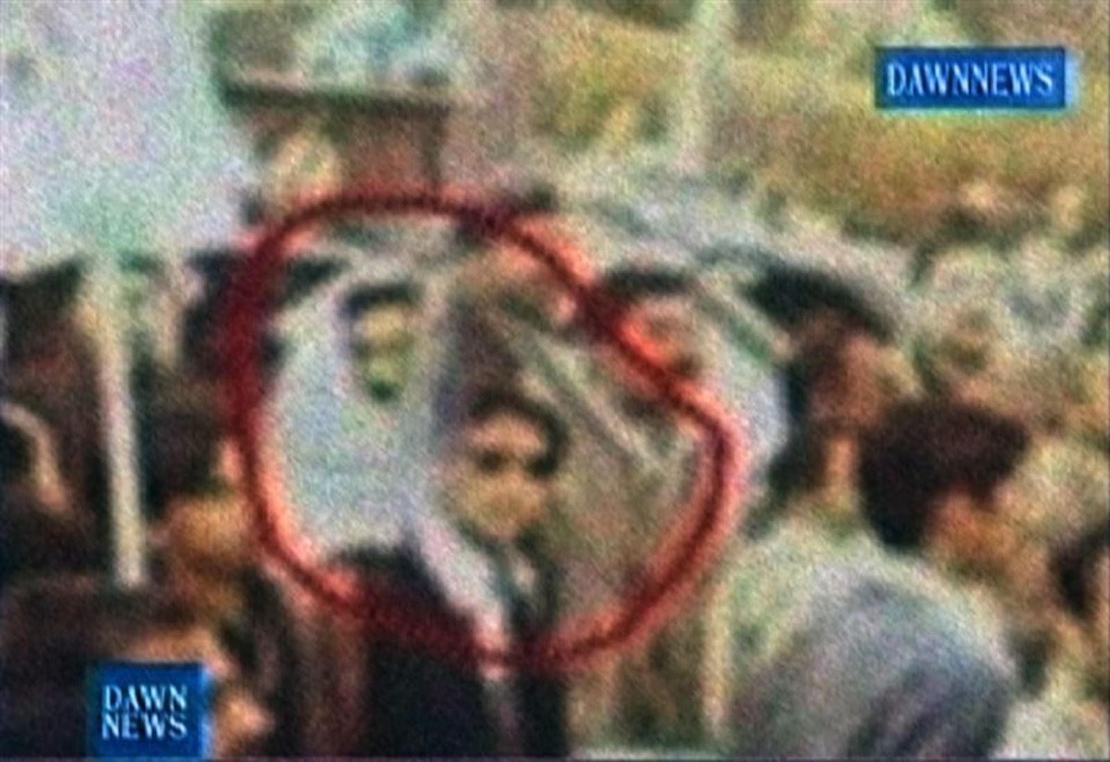 یک مرد مسلح مظنون با عینک آفتابی و یک بمب‌گذار انتحاری مظنون با لباس سفید در نزدیکی موتر بی‌نظیر بوتو در راولپندی، ۲۷ دسامبر ۲۰۰۷