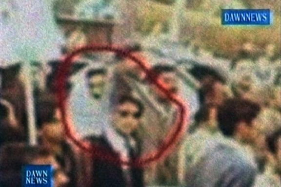 یک مرد مسلح مظنون با عینک آفتابی و یک بمبگذار انتحاری مظنون با لباس سفید در نزدیکی موتر بینظیر بوتو در راولپندی، ۲۷ دسامبر ۲۰۰۷