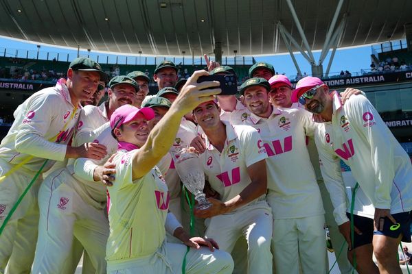 پیروزی قاطع تیم ملی کریکت آسترالیا مقابل انگلستان در جام اشز