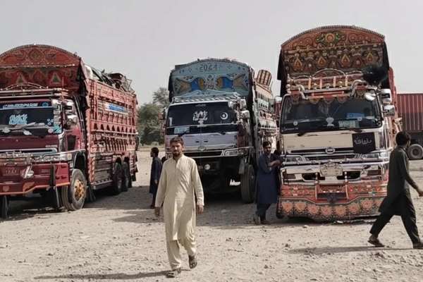 پاکستان ميشتي افغان کډوال د تورخم دروازې د پرانېستلو غوښتنه کوي