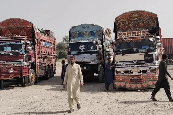 پاکستان ميشتي افغان کډوال د تورخم دروازې د پرانېستلو غوښتنه کوي