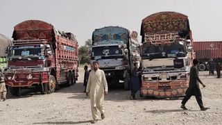 پاکستان ميشتي افغان کډوال د تورخم دروازې د پرانېستلو غوښتنه کوي