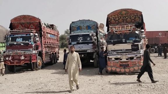 پاکستان ميشتي افغان کډوال د تورخم دروازې د پرانېستلو غوښتنه کوي