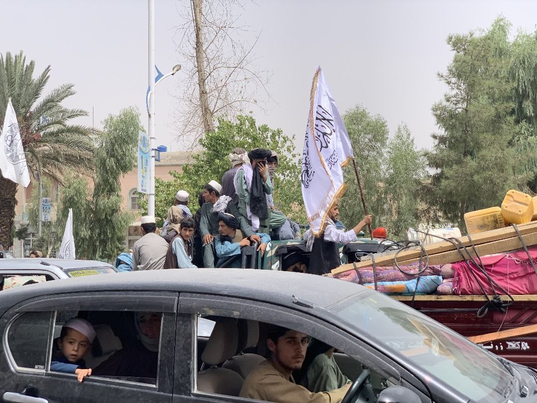 د طالبانو په نظامي موټرو کې ماشومان