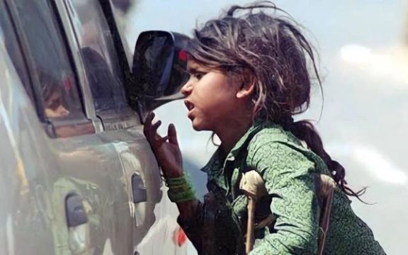 پاکستاني رسنۍ: پنجاب کې سوالګري جرم وګڼل شوه، سوالګر به جریمه او زنداني کیږي